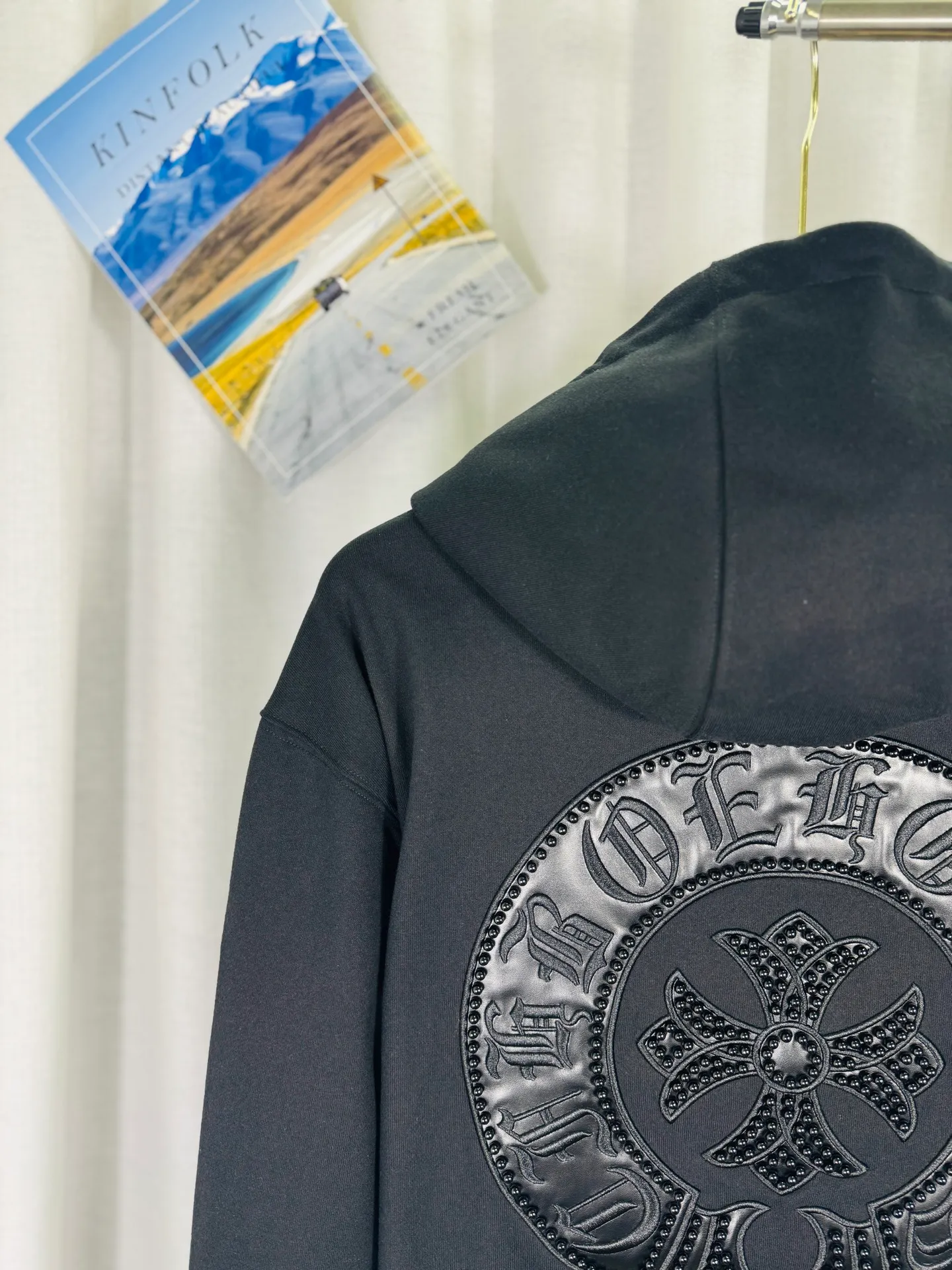 P350 top version, real shot without P, ​​different from market currency) 𝗖𝗵𝗿𝗼𝗺𝗲 𝗛𝗲𝗮𝗿𝘁𝘀/Cro Heart 2025 washed and burned flower patch embroidered autumn and winter new original single counter American hollow patch 3D couple casual cardigan sweatshirt 👑The highest version! Customized fabric 480g tripe terry fabric! American acid-washed and distressed original fabric, laser burning + leather embroidery, exquisite embroidery of letters! The best-selling model in the counter, very comfortable to wear. Accessories: original molded and authenticated collar label➕100% silk wash label. Genuine purchase-grade original hangtag➕matching hanging rope➕3D hanging beads➕original packaging bag. Craftsmanship: The original version has consistent wiring! The highest version of the armhole matching technique! Color: Black Apricot Size: S M L XL Style Number: 25-370